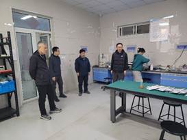 一群人站在桌子边 AI 生成的内容可能不正确。